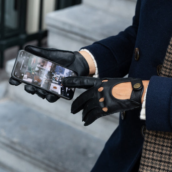 Schwartz & von Halen zwarte leren auto handschoenen met touchscreen functie, ideaal voor smartphone gebruik zonder handschoenen uit te trekken.