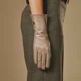 Emma (taupe) - extra lange Handschuhe aus Schafsleder mit luxuriösem Kaschmirfutter und Touchscreen-Funktion