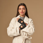 Robyn (schwarz) – luxuriöse fingerlose Fahrhandschuhe aus amerikanischem Hirschleder  - Schwartz & von Halen DE - Premium Lederhandschuhe - 3