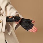 Robyn (schwarz) – luxuriöse fingerlose Fahrhandschuhe aus amerikanischem Hirschleder  - Schwartz & von Halen DE - Premium Lederhandschuhe - 4