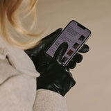 Rosemary (schwarz) - Extra lange Handschuhe aus Lammfell mit Seidenfutter und Touchscreen-Funktion