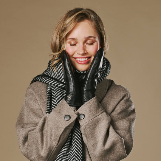 Veronica (schwarz) - Damenfäustlinge aus Lammleder mit Kunstfellfutter und Touchscreen-Funktion