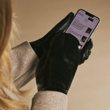 Veronica (schwarz) - Damenfäustlinge aus Lammleder mit Kunstfellfutter und Touchscreen-Funktion